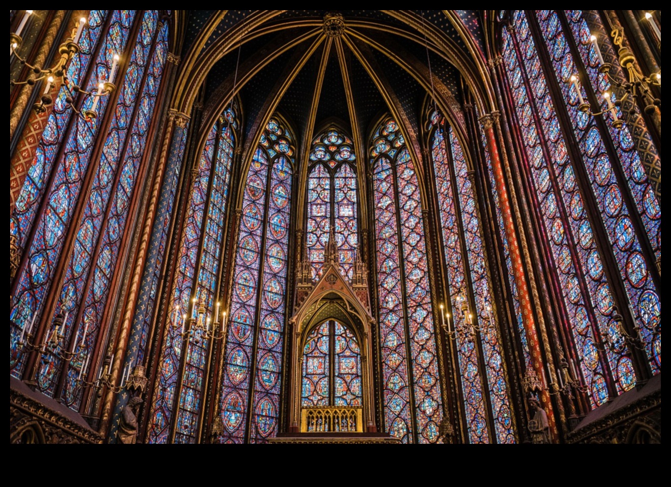 אלגנטיות אדריכלית: חקר אמנות ימי הביניים בעיצובי קתדרלה