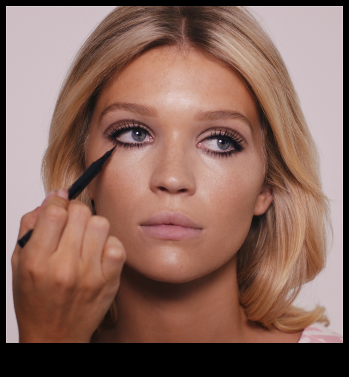 רך וחולמני: הקסם של פסטלים בסגנונות איפור טבעיים