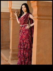 צלליות סארי: מסורות טקסטיל הודיות באמנות