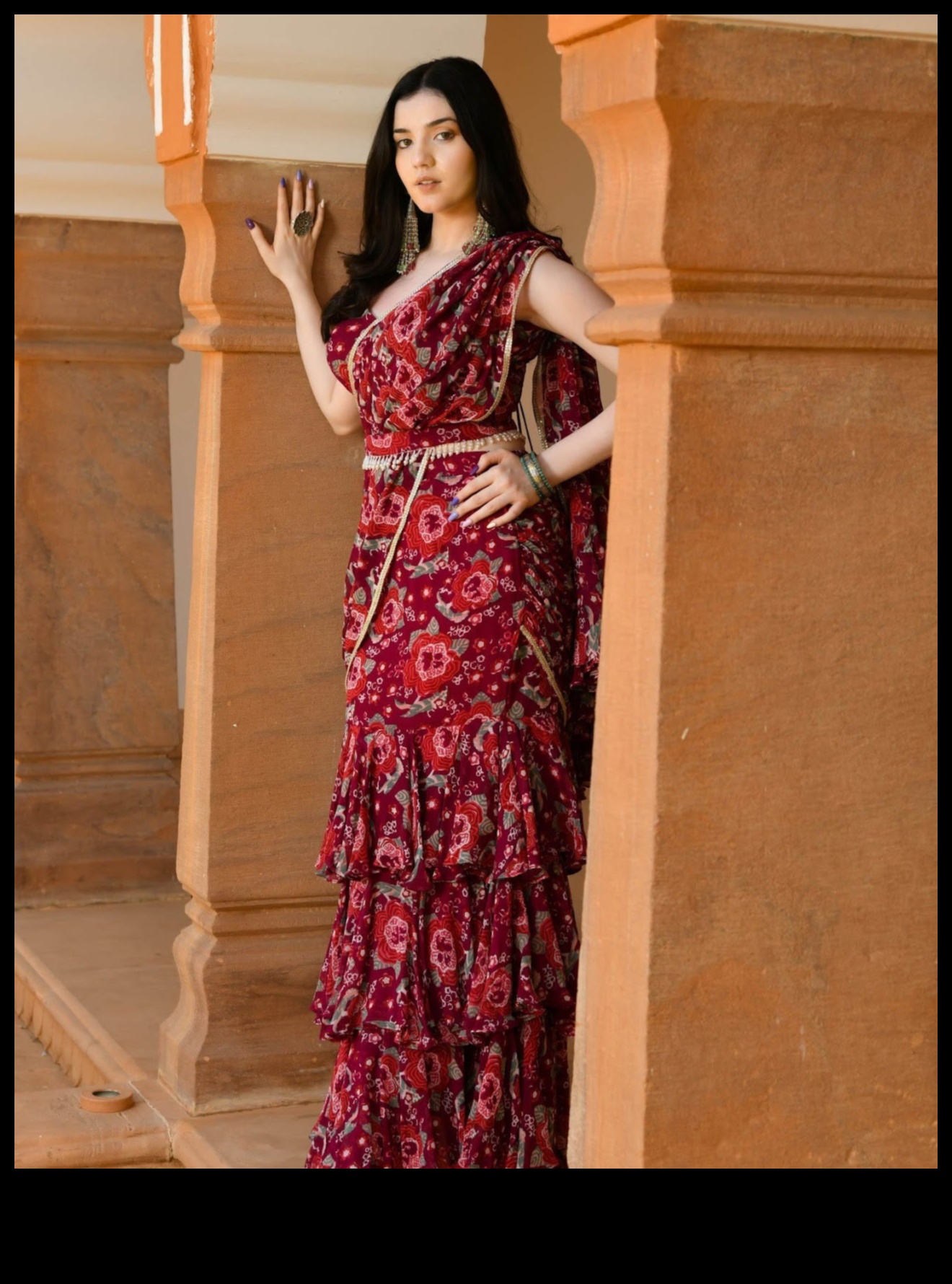 צלליות סארי: מסורות טקסטיל הודיות באמנות