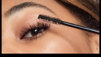 זיווג אייליינר ומסקרה: שיפור הריסים שלך להשפעה מרבית