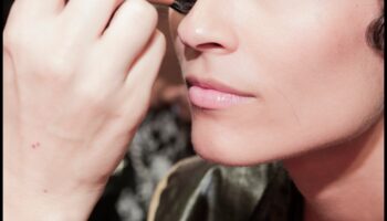 כוחו של דיוק: שליטה בטכניקות איפור גלאם לתוצאות ללא רבב