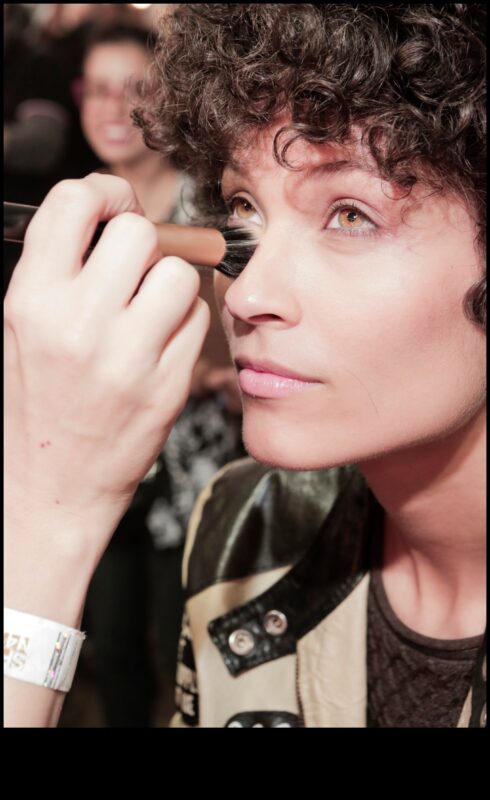 כוחו של דיוק: שליטה בטכניקות איפור גלאם לתוצאות ללא רבב